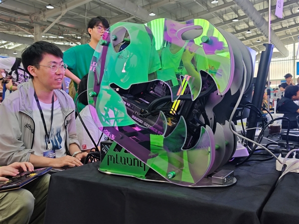 闪耀「核聚变」 映众&电竞叛客RTX 50系列显卡赋能格斗赛事新纪元
