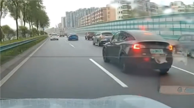 特斯拉Model Y司机神操作：变道后猛打方向盘 连撞两台车-萌图百科