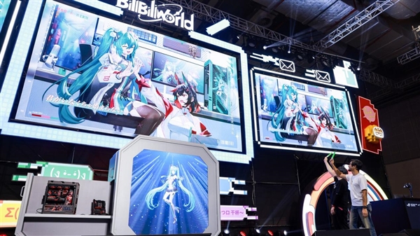 ROG×初音未来联名降临BW 2025 梦幻破次元 热爱齐绽放！