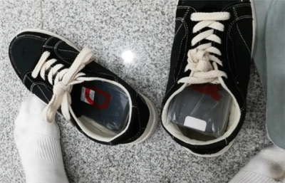 两人脚踩8部iPhone进境 因步伐僵硬被发现-萌图百科