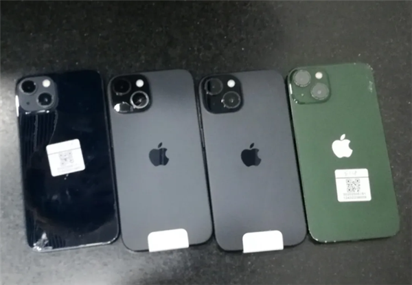 两人脚踩8部iPhone进境 因步伐僵硬被发现