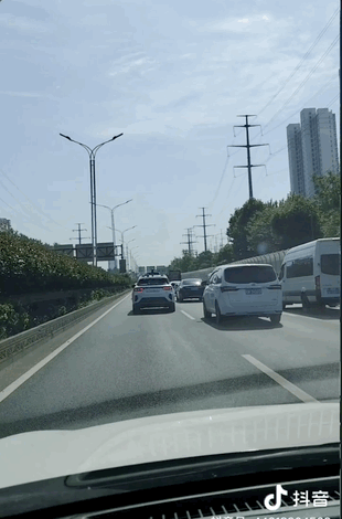 武汉无人车学会了加塞！当地司机已服了
