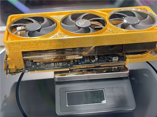500多万 有史以来最贵！华硕用5公斤黄金打造ROG夜神RTX 5090D显卡