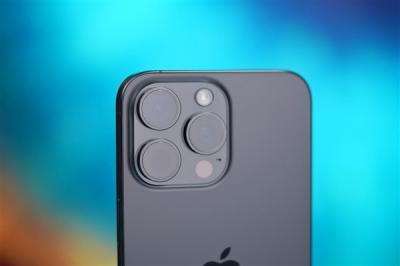 你注意过没！iPhone摄像头旁边竟然有个小孔：作用揭秘-萌图百科