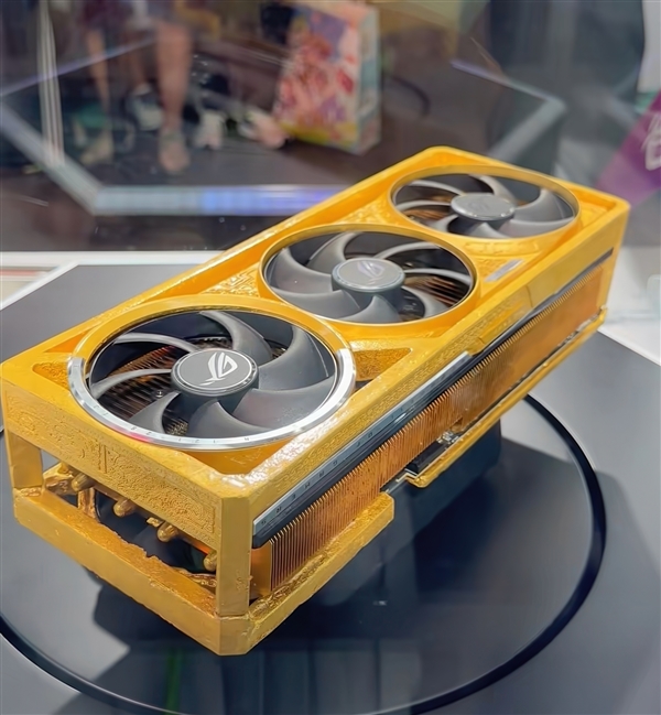 500多万 有史以来最贵！华硕用5公斤黄金打造ROG夜神RTX 5090D显卡