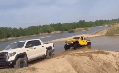 丰田救援JEEP 拖车绳断裂击中后车司机头部 如何避免-萌图百科