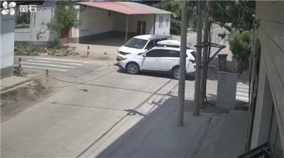 家门口一萤石摄像头拍下几十起车祸 网友：这摄像头赚回本了-萌图百科