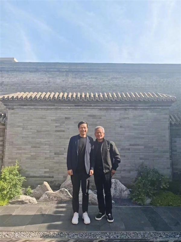 黄仁勋雷军合照曝光：二人肩并肩 面带微笑-萌图百科
