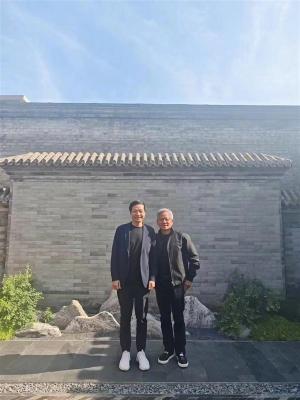 黄仁勋雷军合照曝光：二人肩并肩 面带微笑-萌图百科