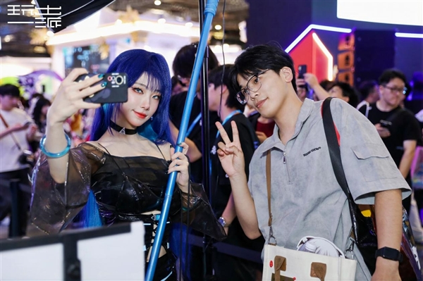蓝戟BW2025完美收官：Sia破圈引狂潮，《黑夜君临》燃动次元狂欢