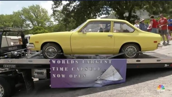 美国封存50年时间胶囊开箱！藏品超5000件 包含一摩托一轿车