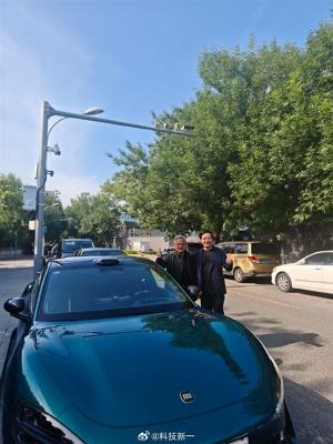 时隔12年再同框！雷军、黄仁勋在小米SU7 Ultra旁合影来了-萌图百科