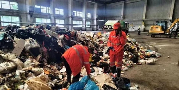 为帮游客找儿童手表 环卫工4小时翻8吨垃圾 大同城管回应-萌图百科