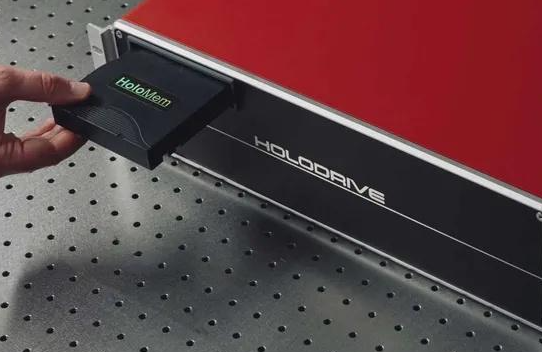 英国HoloMem突破全息磁带存储：单盒容量200TB-萌图百科