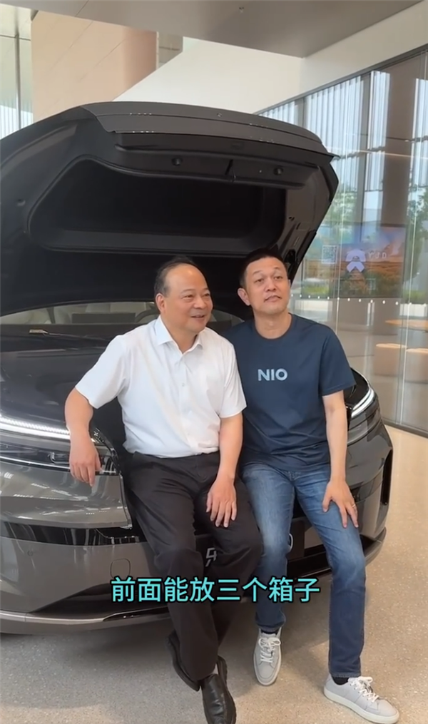 宁德时代曾毓群点赞乐道L90“这么大” 李斌哈哈大笑 ：感谢曾总点赞