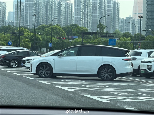 35万级家用纯电SUV 理想i8实车内饰首次曝光：比较眼熟-萌图百科