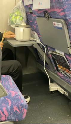 乘客在高铁上用电煮锅 12306回应：可携带但禁用-萌图百科