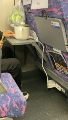 乘客在高铁上用电煮锅 12306回应：可携带但禁用-萌图百科