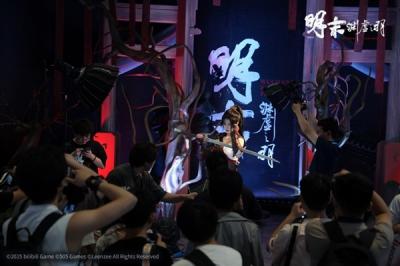 《明末：渊虚之羽》BW现场图 美女Cos女主无常人气足-萌图百科