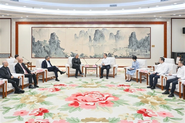 英伟达CEO黄仁勋今天首次中文演讲：直言好紧张 要好好练习中文-萌图百科