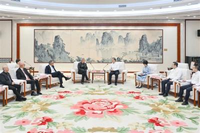 英伟达CEO黄仁勋今天首次中文演讲：直言好紧张 要好好练习中文-萌图百科