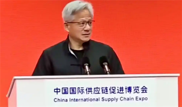 黄仁勋首次参加官方活动 专门为演讲换了眼镜 称中国供应链是奇迹-萌图百科