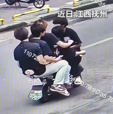 5位精神小伙无视安全上演“印度绝技”！电动车：为我发声-萌图百科