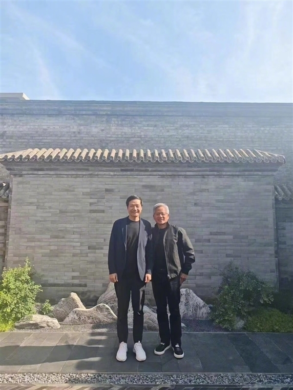 黄仁勋皮衣“热梗”再续！给媒体皮衣签名 笑问“你觉得热吗”