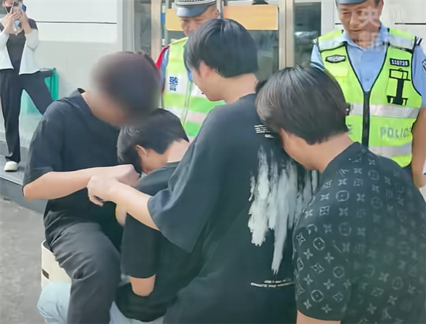 5位精神小伙无视安全上演“印度绝技”！电动车：为我发声