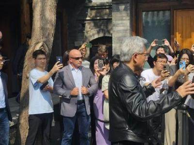 黄仁勋皮衣“热梗”再续！给媒体皮衣签名 笑问“你觉得热吗”-萌图百科