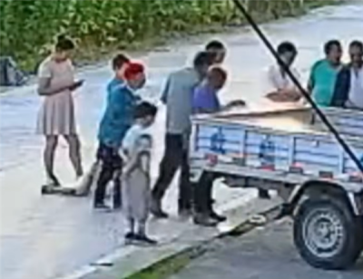 女子误将乙醇当汽油加入油箱 男子为验证点燃乙醇引发爆燃-萌图百科