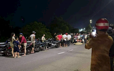 越南一卡车行驶中车轴断裂：车轮脱落并撞死一名路人-萌图百科
