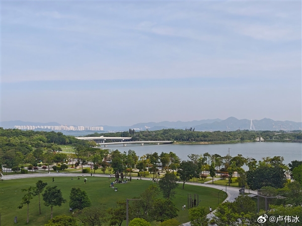 卢伟冰宣布小米深圳大厦明天正式开园：工位上能直接看海