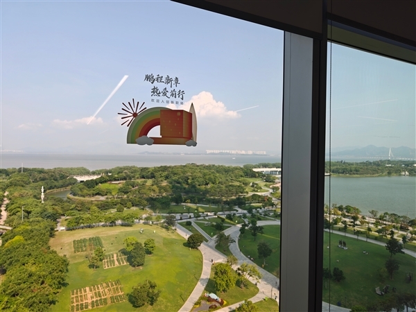 卢伟冰宣布小米深圳大厦明天正式开园：工位上能直接看海