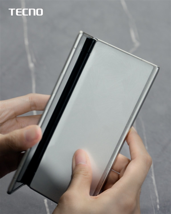 传音Tecno发布全球最薄三折叠概念手机：展开3.49mm 比华为还薄