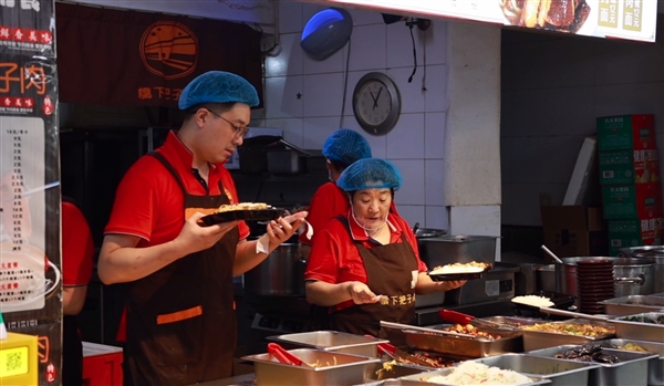 新兴服务业市场扩容让更多中小商家直接受益：淘宝闪购上小店收入增长近一倍-萌图百科