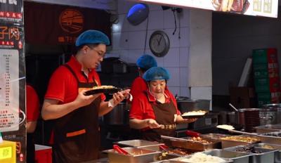 新兴服务业市场扩容让更多中小商家直接受益：淘宝闪购上小店收入增长近一倍-萌图百科