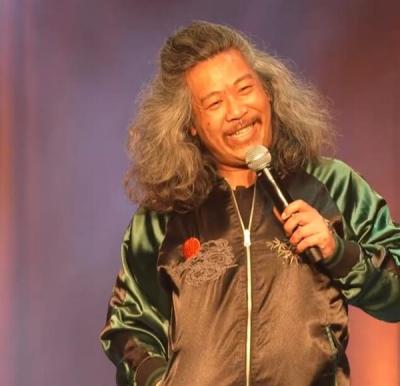 知名华裔演员为捡手机从8楼坠亡：年仅43岁-萌图百科