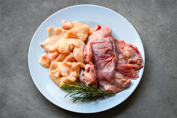 外卖堂食双标乱象曝光：堂食用鲜肉 外卖用冻肉预制菜-萌图百科