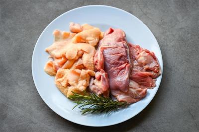 外卖堂食双标乱象曝光：堂食用鲜肉 外卖用冻肉预制菜-萌图百科