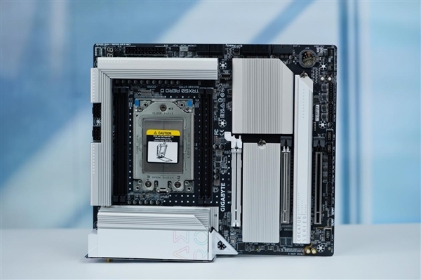 96核心99995元！AMD Zen5线程撕裂者PRO 9000WX国行价格公布