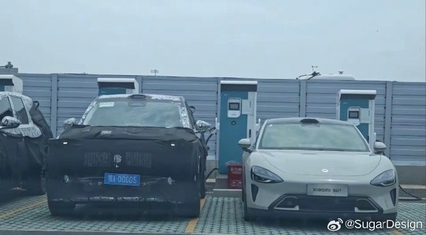 小米增程SUV最新谍照曝光：与SU7同框 设计很霸气-萌图百科