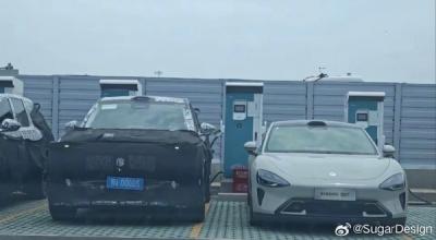 小米增程SUV最新谍照曝光：与SU7同框 设计很霸气-萌图百科