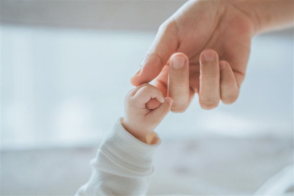 英国诞生8名“三亲婴儿”：拥有1个爸2个妈