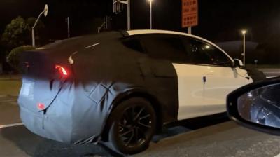 35万级六座纯电SUV 加长版特斯拉Model Y实车曝光：臀部太翘-萌图百科
