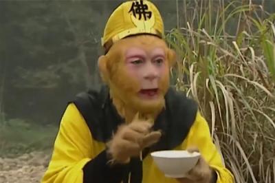 六小龄童在景区给孙悟空授艺 网友：经常被模仿 从未被超越-萌图百科