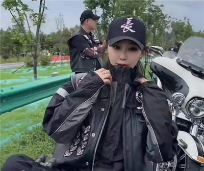 号称最美女骑！机车网红哈雷小姨车祸去世 头盔没戴好撞上隔离带：网友唏嘘-萌图百科