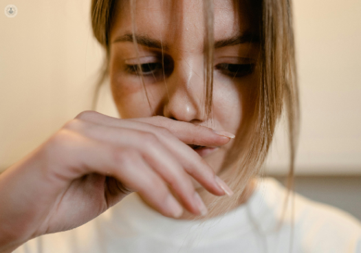 英国一女歌手患上罕见病无法正常打嗝：感觉喉咙里有一只青蛙-萌图百科