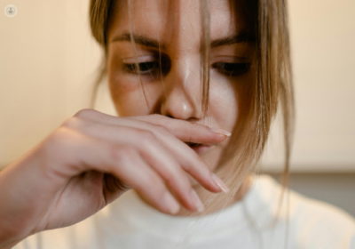 英国一女歌手患上罕见病无法正常打嗝：感觉喉咙里有一只青蛙-萌图百科