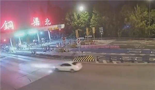 女子上高速后发现没油逆行去加油：罚款200元 记12分-萌图百科